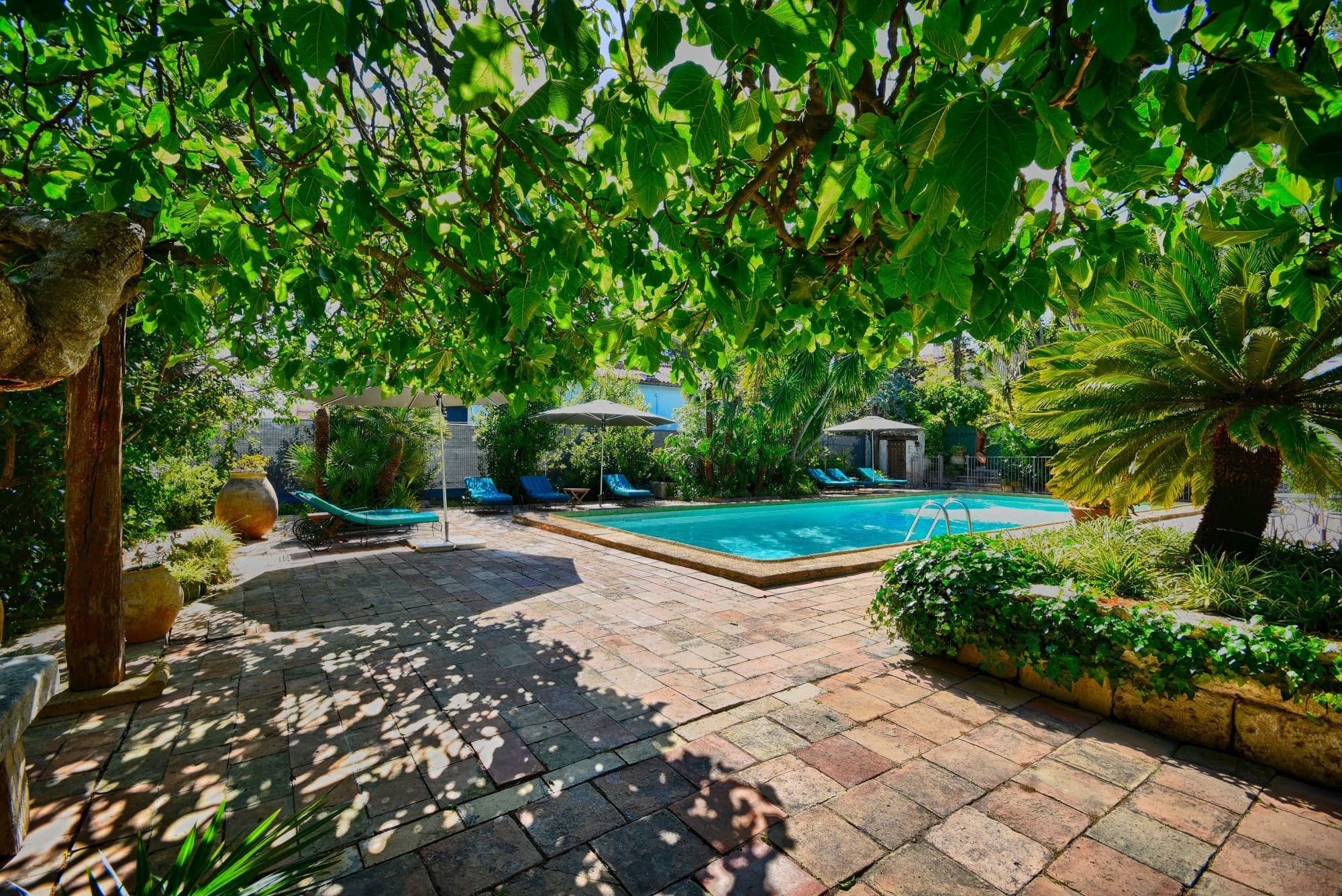 Découvrez Les Bastidières, un domaine qui garde la magie des grandes demeures privées pour un évènement privé ou professionnel. Location de studios tout confort avec accès à la piscine.