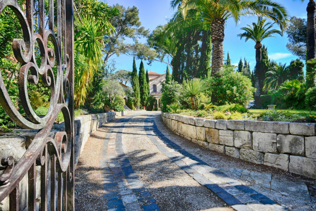 Entrée du domaine Les Bastidières. Charme de l'ancien et havre de paix.